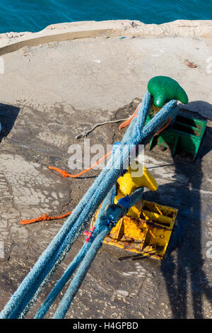 Blauen Seil gebunden, Poller auf Betonpfeiler Stockfoto