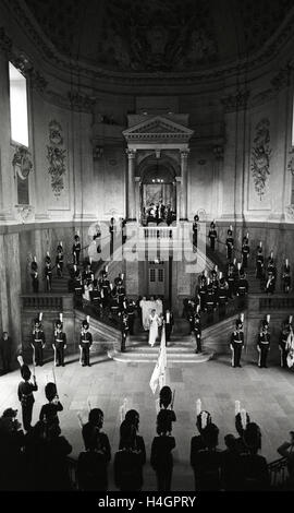 Prinzessin CHRISTINA und Tord Magnusson verlässt das Stockholmer Schloss Kirche nach der Trauung 1974 Stockfoto