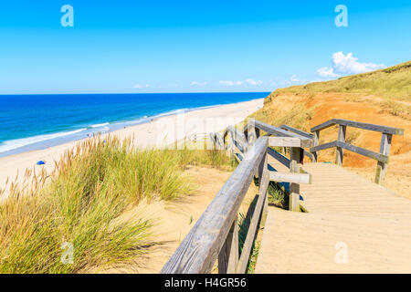 Holzsteg zum Strand in Wenningstedt Dorf auf der Insel Sylt, Deutschland Stockfoto