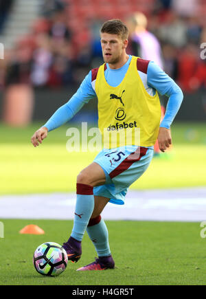 Burnley Johann Berg Gudmundsson während dem Aufwärmen vor der Premier League match bei St Mary's, Southampton. PRESSEVERBAND Foto. Bild Datum: Sonntag, 16. Oktober 2016. Finden Sie unter PA Geschichte Fußball Southampton. Bildnachweis sollte lauten: Adam Davy/PA Wire. Einschränkungen: EDITORIAL verwenden nur keine unbefugten Audio, Video, Daten, Spielpläne, Verbandsliga/Logos oder "live"-Dienste. Im Spiel Onlinenutzung beschränkt auf 75 Bilder, keine video Emulation. Keine Verwendung in Wetten, Spiele oder Vereinsspieler/Liga/Einzelpublikationen. Stockfoto