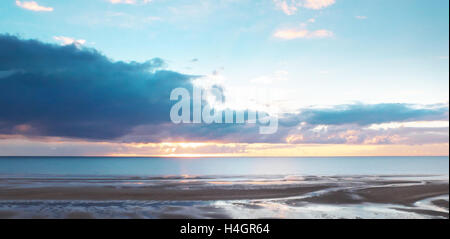 Sonnenuntergang über der irischen See an der Küste in Blackpool Stockfoto