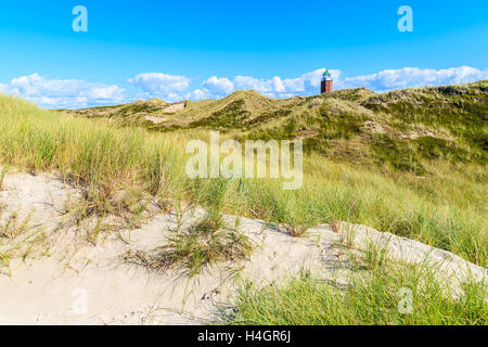 Leuchtturm auf Sanddüne gegen blauen Himmel mit weißen Wolken auf der nördlichen Küste von Sylt Insel in der Nähe von Kampen Dorf, Deutschland Stockfoto