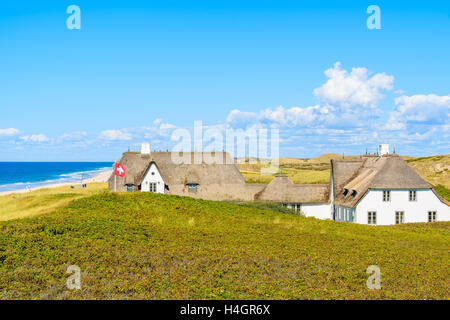 Typisch friesische Häuser mit Stroh Dächer auf Felsen am Strand von Kampen, Insel Sylt, Deutschland Stockfoto