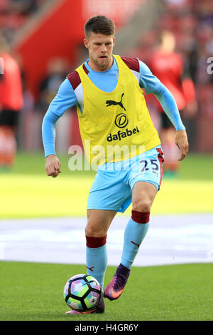 Burnley Johann Berg Gudmundsson während dem Aufwärmen vor der Premier League match bei St Mary's, Southampton. PRESSEVERBAND Foto. Bild Datum: Sonntag, 16. Oktober 2016. Finden Sie unter PA Geschichte Fußball Southampton. Bildnachweis sollte lauten: Adam Davy/PA Wire. Einschränkungen: EDITORIAL verwenden nur keine unbefugten Audio, Video, Daten, Spielpläne, Verbandsliga/Logos oder "live"-Dienste. Im Spiel Onlinenutzung beschränkt auf 75 Bilder, keine video Emulation. Keine Verwendung in Wetten, Spiele oder Vereinsspieler/Liga/Einzelpublikationen. Stockfoto