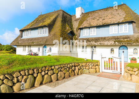 Typisch friesische Haus mit Reetdach auf der Insel Sylt, Deutschland Stockfoto