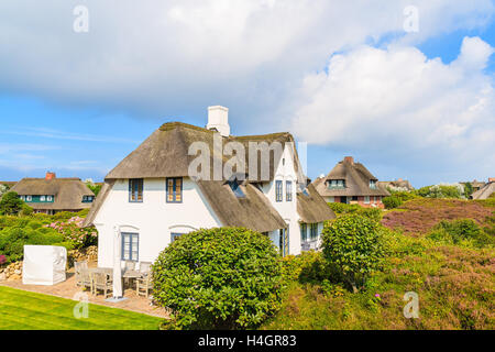Typisch friesische Häuser mit Strohdach auf Sylt Insel in Westerheide Dorf, Deutschland Stockfoto