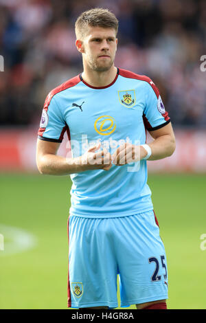 Burnleys Johann Berg Gudmundsson während des Spiels in der Premier League in St. Mary's, Southampton. DRÜCKEN SIE VERBANDSFOTO. Bilddatum: Sonntag, 16. Oktober 2016. Siehe PA Geschichte FUSSBALL Southampton. Bildnachweis sollte lauten: Adam Davy/PA Wire. EINSCHRÄNKUNGEN: Keine Verwendung mit nicht autorisierten Audio-, Video-, Daten-, Fixture-Listen, Club-/Liga-Logos oder „Live“-Diensten. Online-in-Match-Nutzung auf 75 Bilder beschränkt, keine Videoemulation. Keine Verwendung in Wetten, Spielen oder Veröffentlichungen für einzelne Vereine/Vereine/Vereine/Spieler. Stockfoto