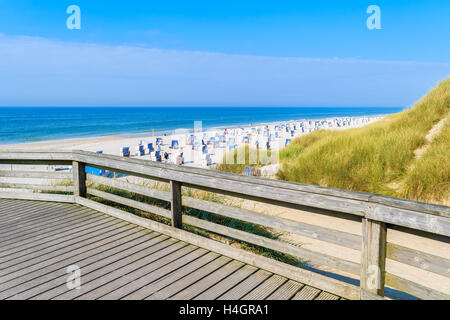 Küstenpromenade entlang weißer Sandstrand mit Stühlen in Kampen, Insel Sylt, Deutschland Stockfoto