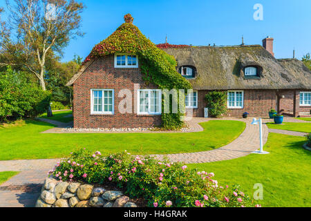 Typisches friesische Haus mit Stroh Dach in Kampen Dorf auf der Insel Sylt, Deutschland Stockfoto