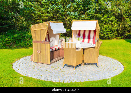 Strand-Stühle mit Tisch im grünen Bereich von Kampen Dorf Park, Insel Sylt, Deutschland Stockfoto