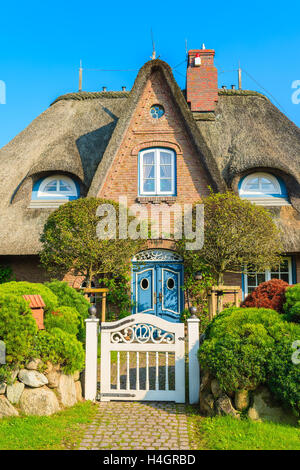 Typisches friesische Haus mit Stroh Dach in Kampen Dorf auf der Insel Sylt, Deutschland Stockfoto