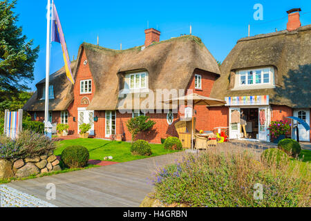 Insel SYLT, Deutschland - SEP 9, 2016: Geschäfte in traditionellen Gebäuden mit Strohdach und gebaut aus roten Ziegeln in Kampen vil Stockfoto