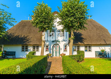 Insel SYLT, Deutschland - SEP 8, 2016: typische weiße Haus mit Reetdach in Wenningstedt Dorf auf der Insel Sylt, Deutschland. Stockfoto