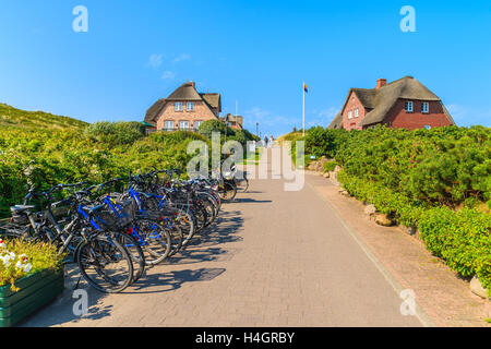 Insel SYLT, Deutschland - SEP 8, 2016: Fahrräder geparkt entlang einer Straße in Rantum Dorf auf der südlichen Küste von Sylt Insel, Deutschland. Stockfoto