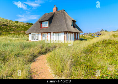 Insel SYLT, Deutschland - SEP 8, 2016: Typisch friesischen Strandhaus in Hornum Dorf auf der südlichen Küste von Sylt Insel, Deutschland. Stockfoto