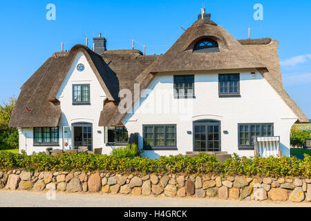 Insel SYLT, Deutschland - SEP 8, 2016: Typisch weißen friesischen Haus in Rantum Dorf auf der südlichen Küste von Sylt Insel, Deutschland. Stockfoto