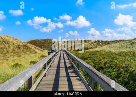 Holzsteg zum Strand unter den Dünen auf der Insel Sylt, Deutschland Stockfoto