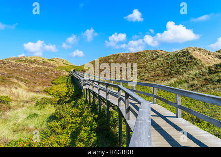 Holzsteg zum Strand unter den Dünen auf der Insel Sylt, Deutschland Stockfoto