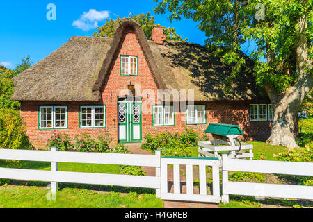 Traditionelle rote Backsteinhaus mit Reetdach in Keitum Dorf auf der Insel Sylt, Deutschland Stockfoto