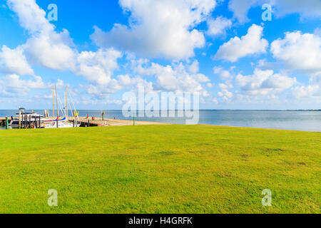 Blick auf Meer von kleinen Hafen mit Booten in der Nähe von Keitum Dorf auf der Insel Sylt, Deutschland Stockfoto