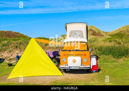 Insel SYLT, Deutschland - 10. September 2016: klassische orange Volkswagen Mini Camper und gelbe Zelt auf grünen Bereich des Campingplatzes befindet sich Stockfoto