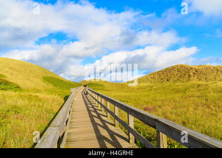 Holzsteg zum Strand unter den Dünen auf der Insel Sylt, Deutschland Stockfoto