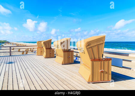 Strandkörbe auf Küstenpromenade in Wenningstedt Dorf, Insel Sylt, Deutschland Stockfoto