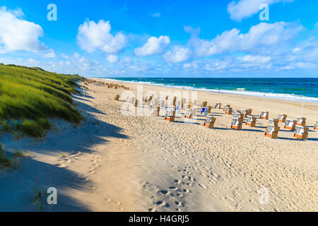 Stühle auf sandigen Strand in Wenningstedt Stadt, Insel Sylt, Deutschland Stockfoto