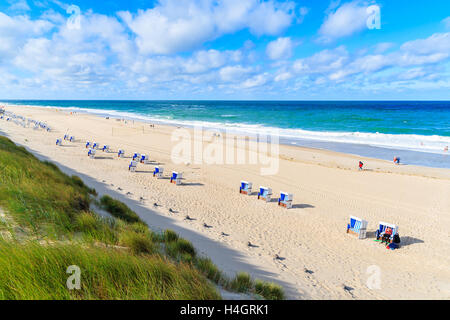 Liegestühle am Strand in der Nähe von Westerland Dorf, Insel Sylt, Deutschland Stockfoto