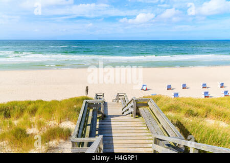 Holzsteg auf Sand Düne zum Strand in Liste Dorf, Insel Sylt, Deutschland Stockfoto