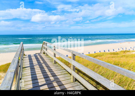 Holzsteg zum schönen Strand in der Nähe von Liste Dorf, Insel Sylt, Deutschland Stockfoto