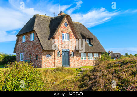Traditionelle rote Backsteinhaus mit Reetdach in Kampen auf Sylt Insel, Deutschland Stockfoto
