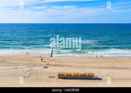 Blick auf den schönen Strand mit Stühlen auf Sand in der Nähe von Wenningstedt Dorf, Insel Sylt, Deutschland Stockfoto