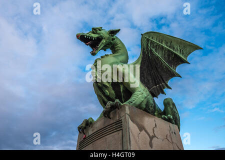 Skulptur des Drachens auf Drachenbrücke in Ljubljana, Slowenien Stockfoto