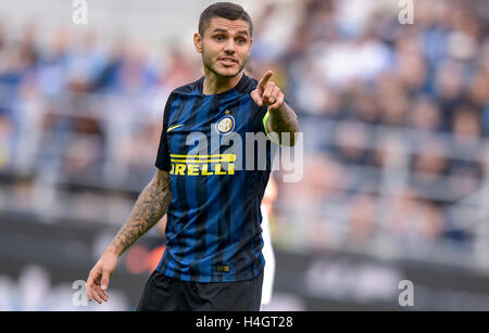 Mailand, Italien. 16. Oktober 2016. Mauro Icardi Gesten während der Fußball-Serie A Spiel zwischen Inter und Cagliari Calcio. Cagliari Calcio gewinnt 2: 1 über den FC Internazionale. © Nicolo Campo/Pacific Press/Alamy Live-Nachrichten Stockfoto