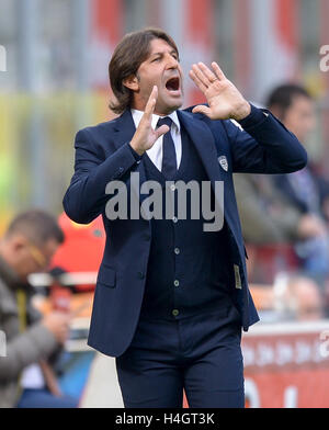 Mailand, Italien. 16. Oktober 2016. Massimo Rastelli Gesten während der Fußball-Serie A Spiel zwischen Inter und Cagliari Calcio. Cagliari Calcio gewinnt 2: 1 über den FC Internazionale. © Nicolo Campo/Pacific Press/Alamy Live-Nachrichten Stockfoto