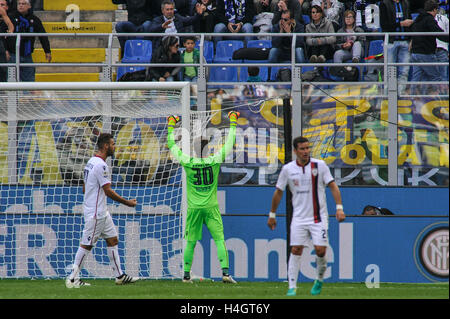 Mailand, Italien. 16. Oktober 2016. Marco Storari Keeper von Cagliari Calcio Iafter Strafe Fehler von Inter Mailand in der italienischen Serie A-Liga-Fußball-match zwischen Inter Mailand und Cagliari Calcio am San Siro Stadion in Mailand, Italien. © Gaetano Piazzolla/Pacific Press/Alamy Live-Nachrichten Stockfoto