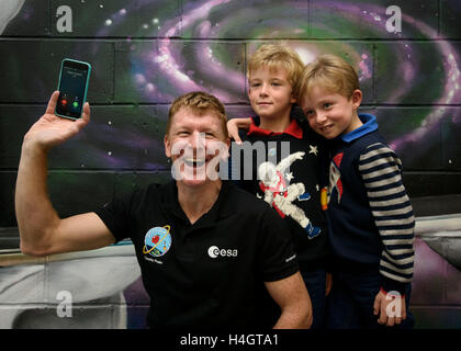 Das Telefon klingelt, als der britische Astronaut Tim Peake ein Selfie mit den achtjährigen Zwillingen Conor (rechts) und Greg Wardlaw macht, während er Clyde Space in Glasgow besucht, wo er an einem Q & A mit Kindern der Baljaffray Primary School und der Bearsden Academy teilnahm. Stockfoto