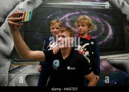 Britischer Astronaut Tim Peake nimmt ein Selbstporträt mit acht-jährige Zwillinge Conor (links) und Greg Wardlaw während eines Besuchs in Clyde Space in Glasgow, wo er A Q & mit Kindern aus Baljaffray Primary School und Bearsden Academy teilnahm. Stockfoto