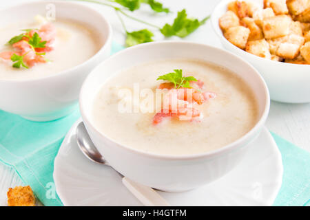 Creme Suppe mit Garnelen und Croutons in weiße Schüssel hautnah Stockfoto
