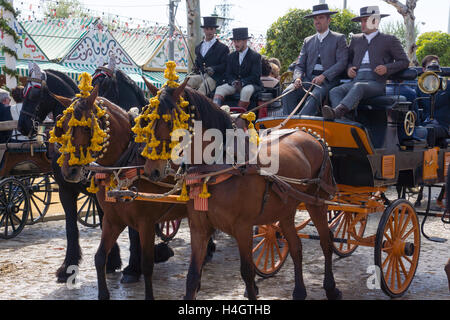 Pferd gezeichnete Wagen an der Feria de Abril de Sevilla Stockfoto