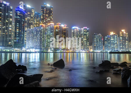 Blick auf die Wolkenkratzer in der Marinestadt Wohngebiet in Haeundae Bezirk in Busan, Südkorea, in der Nacht. Stockfoto