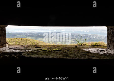 Blick durch eine Lücke in einem Bunker auf dem Eoseungsangak Gipfel auf der Insel Jeju in Südkorea. Es wurde von den Japanern gebaut. Stockfoto