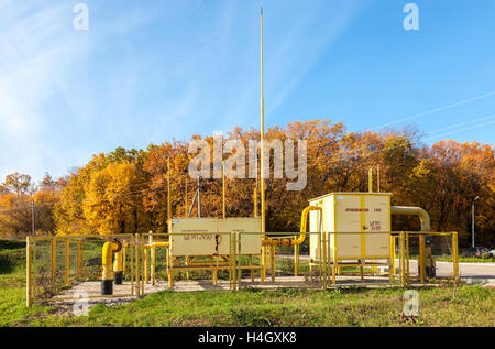 Gas regulatorischen und Verteilungspunkt in der Nähe von dem Apartmenthaus. Text auf Russisch: Brenngas, Stockfoto