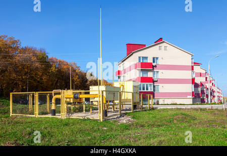 Gas regulatorischen und Verteilungspunkt in der Nähe von dem Apartmenthaus. Text auf Russisch: Brenngas, Stockfoto