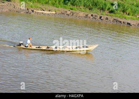 IQUITOS, PERU - 16. Oktober 2015: Fischer am Fluss Itaya. Angeln ist eine Quelle von Nahrung und Handel im peruanischen Amazonasgebiet. Stockfoto