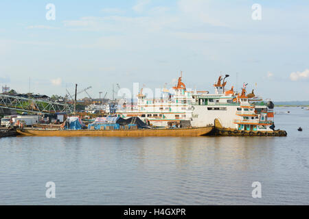 IQUITOS, PERU - 16. Oktober 2015: Werft am Fluss Itaya. Iquitos ist die größte Metropole im peruanischen Amazonasgebiet und die Stockfoto