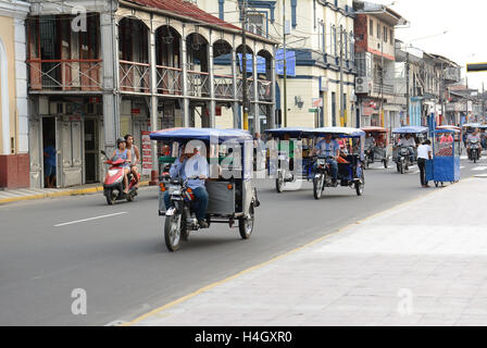 IQUITOS, PERU - 17. Oktober 2015: MotoKar ulica Iquitos.  MotoKars sind die häufigste Form der Straße Transport in die Stockfoto