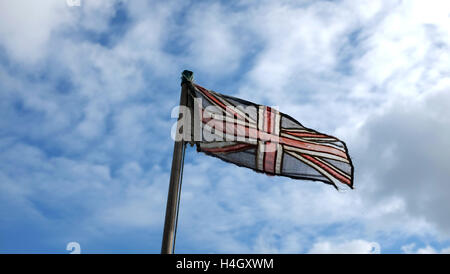 Blass und zerrissen Union Flag in Aldeburgh Stockfoto