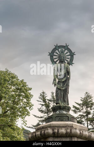 Guanyin-Statue in Yuzen-En Garten der Chion-in buddhistischen Tempel. Stockfoto